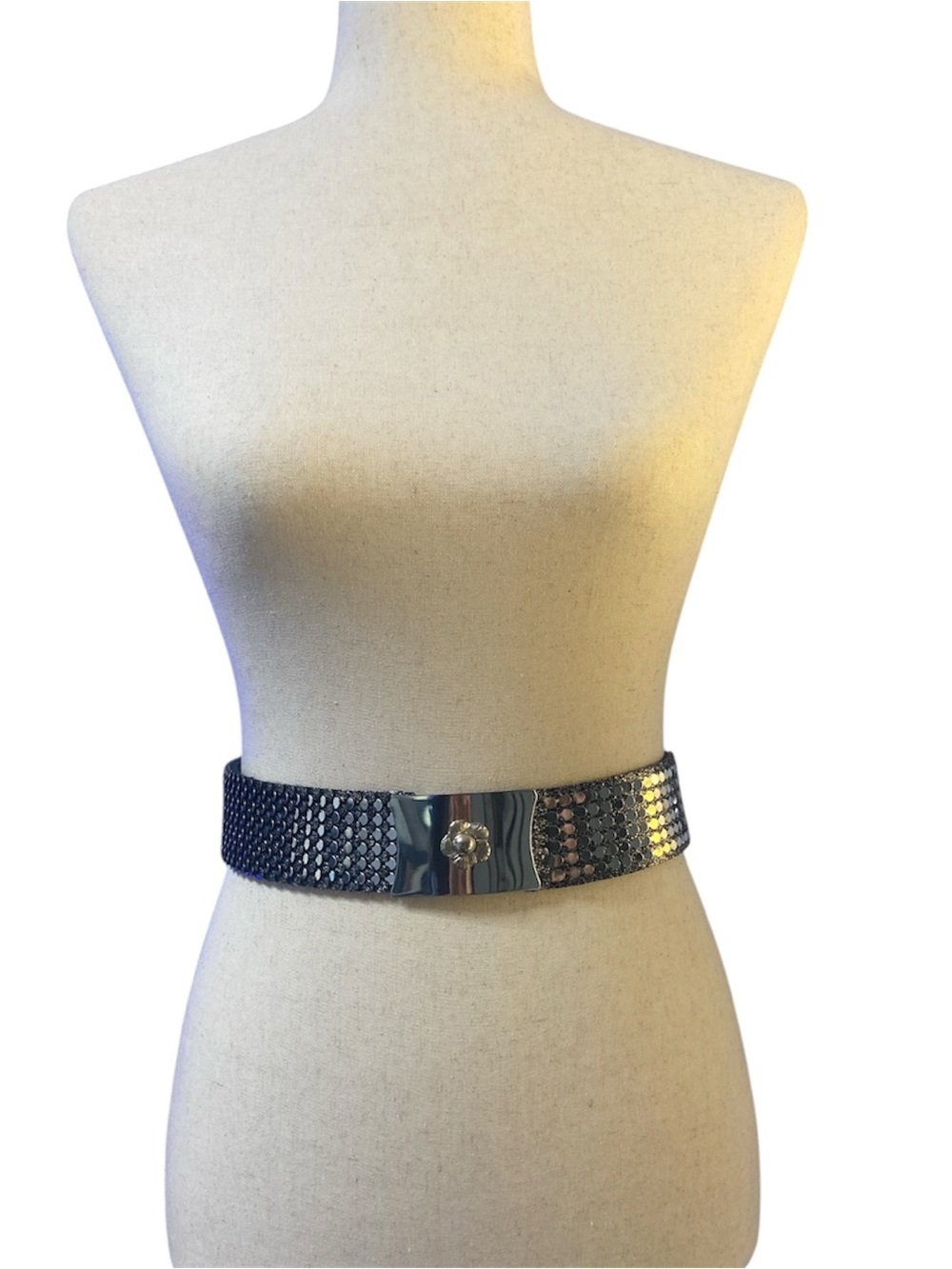 Vintage 1980s Belt silver fish scale stretch with metallic flower buckle  EUC